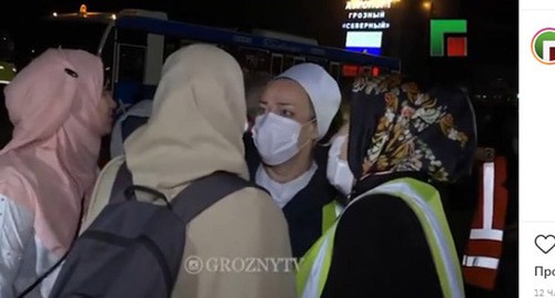 Женщины, доставленные в Грозный из сирийского лагеря Аль-Холь. 10 марта 2020 г. Стоп-кадр видео https://www.instagram.com/p/B9kLuHbIPvX/ Женщины, доставленные в Грозный из сирийского лагеря Аль-Холь. 10 марта 2020 г. Стоп-кадр видео https://www.instagram.com/p/B9kLuHbIPvX/