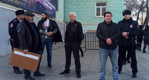 Сотрудники полиции не дали провести акцию Муртазали Гасангусейнову (крайний слева). 11 марта 2020 г. Фото Расула Магомедова для "Кавказского узла". Сотрудники полиции не дали провести акцию Муртазали Гасангусейнову (крайний слева). 11 марта 2020 г. Фото Расула Магомедова для "Кавказского узла".
