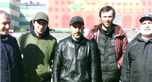 Джансух Адлейба (в центре), Иван Ачба (в бордовой куртке ) и другие участники голодовки. Фото Джансуха Адлейба для "Кавказского узла" Джансух Адлейба (в центре), Иван Ачба (в бордовой куртке ) и другие участники голодовки. Фото Джансуха Адлейба для "Кавказского узла"