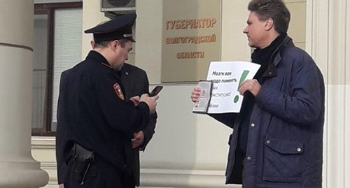 Александр Ефимов в одиночном пикете общается с сотрудниками полиции. Фото Татьяны Филимоновой для "Кавказского узла" Александр Ефимов в одиночном пикете общается с сотрудниками полиции. Фото Татьяны Филимоновой для "Кавказского узла"