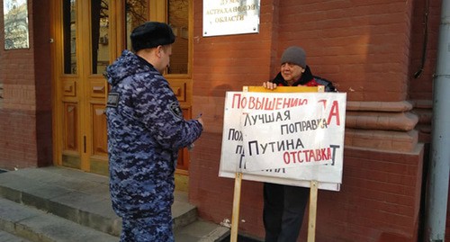 Активист общается с сотрудником полиции во время пикета. Астрахань, 12 марта 2020 г. Фото Алены Садовской для "Кавказского узла"
