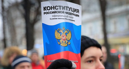 Участник акции протеста держит Конституцию Российской Федерации. Фото: REUTERS/Tatyana Makeyeva Участник акции протеста держит Конституцию Российской Федерации. Фото: REUTERS/Tatyana Makeyeva