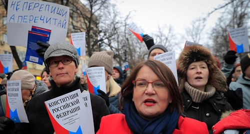 Активисты держат в руках Конституцию РФ. Фото: REUTERS/Tatyana Makeyeva Активисты держат в руках Конституцию РФ. Фото: REUTERS/Tatyana Makeyeva