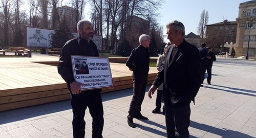Родственник Муртазали Гасангусейнова вышел сегодня вместе с ним на акцию. 13 марта 2020 г. Фото Расула Магомедова для "Кавказского узла"
Родственник Муртазали Гасангусейнова вышел сегодня вместе с ним на акцию. 13 марта 2020 г. Фото Расула Магомедова для "Кавказского узла"