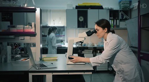 Лабораторный работник. Кадр с видео ""Коронавирус. Все, что нужно знать". Документальный фильм" на Youtube-канале "Документальное кино на Первом" https://www.youtube.com/watch?v=CKWV0TlKYGg Лабораторный работник. Кадр с видео ""Коронавирус. Все, что нужно знать". Документальный фильм" на Youtube-канале "Документальное кино на Первом" https://www.youtube.com/watch?v=CKWV0TlKYGg