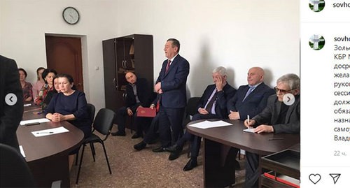 Заседание Совета местного самоуправления, на котором депутаты села Совхозное приняли отставку Заурбека Махова. Скриншот публикации на странице муниципального образования в Instagram https://www.instagram.com/p/B9tlXSylQEL/ Заседание Совета местного самоуправления, на котором депутаты села Совхозное приняли отставку Заурбека Махова. Скриншот публикации на странице муниципального образования в Instagram https://www.instagram.com/p/B9tlXSylQEL/
