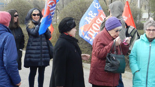 Участники митинга на площади Металлургов в Волгограде. Фото Татьяны Филимоновой для "Кавказского узла" Участники митинга на площади Металлургов в Волгограде. Фото Татьяны Филимоновой для "Кавказского узла"