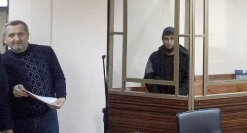 Ислам Муслимов и его адвокат Курбан Курбанов в зале суда 13 марта 2020 года. Фото Валерия Люгаева для "Кавказского узла" Ислам Муслимов и его адвокат Курбан Курбанов в зале суда 13 марта 2020 года. Фото Валерия Люгаева для "Кавказского узла"