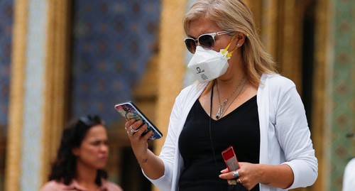 Женщина в медицинской маске. Фото: REUTERS/Soe Zeya Tun Женщина в медицинской маске. Фото: REUTERS/Soe Zeya Tun