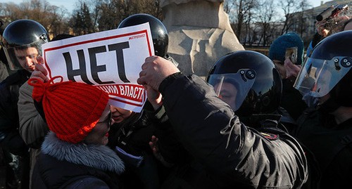 Сотрудники полиции задерживают активиста, выступающего против принятия поправок к Конституции России. Март 2020 г. Фото: REUTERS/Anton Vaganov Сотрудники полиции задерживают активиста, выступающего против принятия поправок к Конституции России. Март 2020 г. Фото: REUTERS/Anton Vaganov