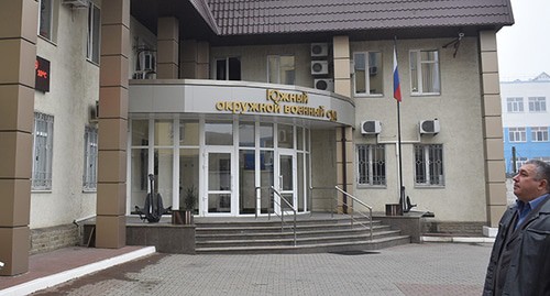 Посетитель у Южного окружного военного суда. Фото Константина Волгина для "Кавказского узла" Посетитель у Южного окружного военного суда. Фото Константина Волгина для "Кавказского узла"