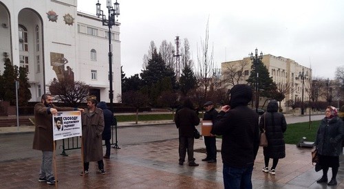 Совместная акция сторонников журналиста Абдулмумина Гаджиева и отца убитых братьев-пастухов Муртазали Гасангусейнова. 16 марта. Фото Расула Магомедова для "Кавказского узла". Совместная акция сторонников журналиста Абдулмумина Гаджиева и отца убитых братьев-пастухов Муртазали Гасангусейнова. 16 марта. Фото Расула Магомедова для "Кавказского узла".