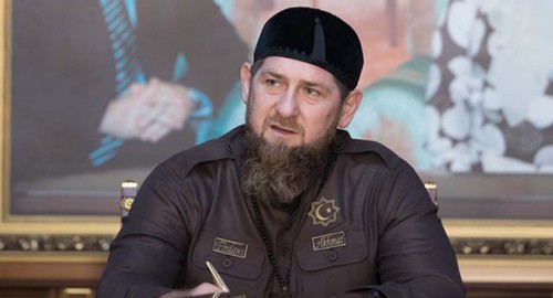 Рамзан Кадыров просит жителей Чечни не бояться распространения коронавируса и прекратить скупать продукты. Кадр видео сюжета новостей ЧГТРК "Грозный" попросил жителей Чечни не бояться распространения коронавируса и прекратить скупать продукты. Рамзан Кадыров просит жителей Чечни не бояться распространения коронавируса и прекратить скупать продукты. Кадр видео сюжета новостей ЧГТРК "Грозный" попросил жителей Чечни не бояться распространения коронавируса и прекратить скупать продукты.