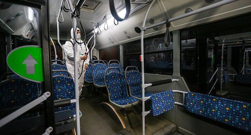 Дезинфекция общественного транспорта в Баку. Фото Азиза Каримова для "Кавказского узла" Дезинфекция общественного транспорта в Баку. Фото Азиза Каримова для "Кавказского узла"