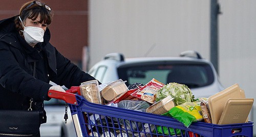 Женщина в медицинской маске с продуктами, купленными в магазине. Фото: REUTERS/Pascal Rossignol Женщина в медицинской маске с продуктами, купленными в магазине. Фото: REUTERS/Pascal Rossignol