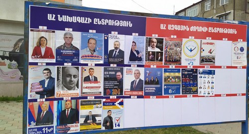 Предвыборный стенд кандидатов в Степанакерте. Фото Алвард Григорян для "Кавказского узла" Предвыборный стенд кандидатов в Степанакерте. Фото Алвард Григорян для "Кавказского узла"