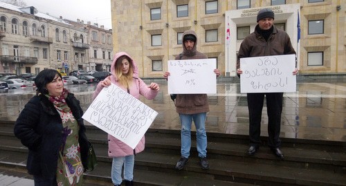 Активисты на акции. Надписи на плакатах: "Повышение цен во время пандемии -уголовное преступление". «Подоходный налог- нет 20% да 10 %» Нет подорожанию цен. Фото Беслана Кмузова для "Кавказского узла" Активисты на акции. Надписи на плакатах: "Повышение цен во время пандемии -уголовное преступление". «Подоходный налог- нет 20% да 10 %» Нет подорожанию цен. Фото Беслана Кмузова для "Кавказского узла"