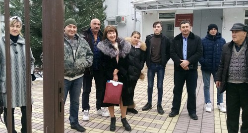 Ирина Баскаева и жители Карачаевска у здания горсуда, 17 марта 2020. Фото Аси Капаевой для "Кавказского узла" Ирина Баскаева и жители Карачаевска у здания горсуда, 17 марта 2020. Фото Аси Капаевой для "Кавказского узла"
