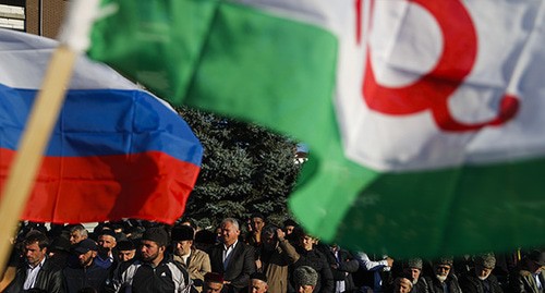 Флаги России и Ингушетии. Фото: REUTERS/Maxim Shemetov Флаги России и Ингушетии. Фото: REUTERS/Maxim Shemetov