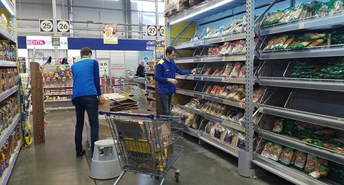 Продавцы раскладывают продукты на полки магазина. Фото Татьяны Филимоновой для "Кавказского узла" Продавцы раскладывают продукты на полки магазина. Фото Татьяны Филимоновой для "Кавказского узла"
