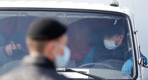Мужчины в медицинских масках. REUTERS/Павел Михеев Мужчины в медицинских масках. REUTERS/Павел Михеев