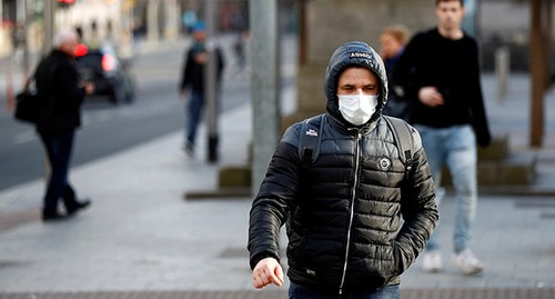 Мужчина в медицинской маске. Фото: REUTERS/Jason Cairnduff Мужчина в медицинской маске. Фото: REUTERS/Jason Cairnduff
