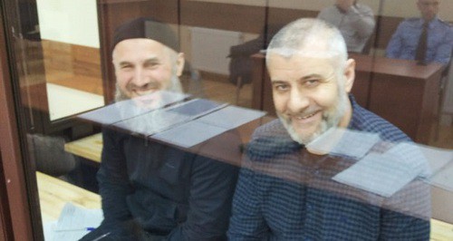 Муса Мальсагов (слева) и Барах Чемурзиев (справа) на заседании в Ессентукском горсуде, 19 марта 2020 года. Фото Магомеда Абубакарова для "Кавказского узла". Муса Мальсагов (слева) и Барах Чемурзиев (справа) на заседании в Ессентукском горсуде, 19 марта 2020 года. Фото Магомеда Абубакарова для "Кавказского узла".