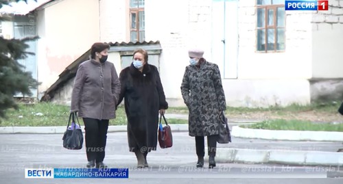Жители Нальчика на улицах города в масках. Скриншот видео YouTube-канала «Вести КБР» https://www.youtube.com/watch?v=HJR5q3OwdaI Жители Нальчика на улицах города в масках. Скриншот видео YouTube-канала «Вести КБР» https://www.youtube.com/watch?v=HJR5q3OwdaI