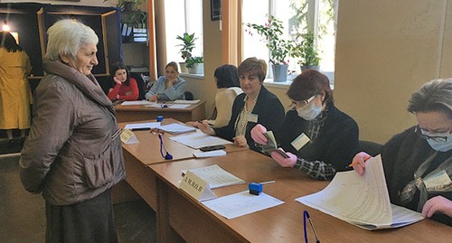 Член избирательной комиссии ставит отметку о голосовании в паспорт. Выборы президента в Абхазии. 22 марта 2020 года. Фото Анны Грицевич для "Кавказского узла" Член избирательной комиссии ставит отметку о голосовании в паспорт. Выборы президента в Абхазии. 22 марта 2020 года. Фото Анны Грицевич для "Кавказского узла"