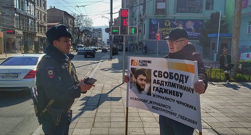 Магомед Магомедов диктует полицейскому личные данные. Махачкала, 23 марта 2020 года. Фото Ильяса Капиева для "Кавказского узла"ода Магомед Магомедов диктует полицейскому личные данные. Махачкала, 23 марта 2020 года. Фото Ильяса Капиева для "Кавказского узла"ода