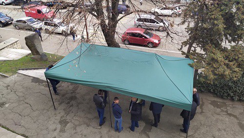 Активисты "Революционной партии" под навесом. Фото Алвард Григорян для "Кавказского узла". Активисты "Революционной партии" под навесом. Фото Алвард Григорян для "Кавказского узла".
