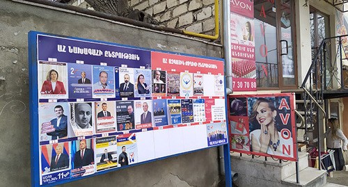 Предвыборный стенд в Степанакерте. Фото Алвард Григорян для "Кавказского узла" Предвыборный стенд в Степанакерте. Фото Алвард Григорян для "Кавказского узла"