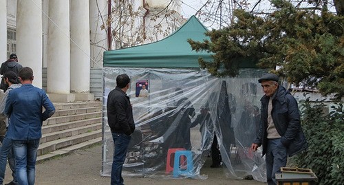 Участники голодовки проводят голодовку в палатке, на улице имени Вазгена Саргсяна в Степанакерте. Нагорный Карабах, 25 марта 2020 г. Фото Алвард Григорян для "Кавказского узла" Участники голодовки проводят голодовку в палатке, на улице имени Вазгена Саргсяна в Степанакерте. Нагорный Карабах, 25 марта 2020 г. Фото Алвард Григорян для "Кавказского узла"