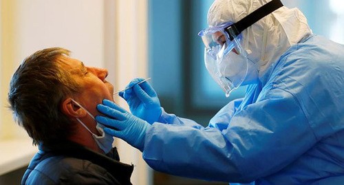 Медицинский работник берет тест на вирус у пациента. Латвия, март 2020 г. Фото: REUTERS/Ints Kalnins Медицинский работник берет тест на вирус у пациента. Латвия, март 2020 г. Фото: REUTERS/Ints Kalnins