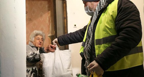 Волонтер передает сумки с едой и напитками во время вспышки коронавирусной болезни (COVID-19) в Тбилиси, Грузия, 18 марта 2020 года. REUTERS/Ираклий Геденидзе Волонтер передает сумки с едой и напитками во время вспышки коронавирусной болезни (COVID-19) в Тбилиси, Грузия, 18 марта 2020 года. REUTERS/Ираклий Геденидзе
