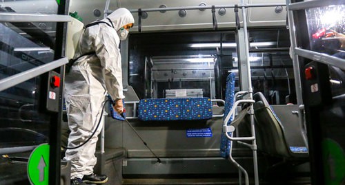 Дезинфекция в общественном транспорте. Баку, март 2020 года. Фото Азиза Каримова для "Кавказского узла". Дезинфекция в общественном транспорте. Баку, март 2020 года. Фото Азиза Каримова для "Кавказского узла".