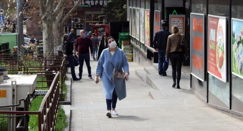 Женщина в медицинской маске на улице Еревана. Фото Тиграна Петросяна для "Кавказского узла" Женщина в медицинской маске на улице Еревана. Фото Тиграна Петросяна для "Кавказского узла"