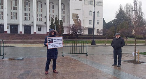 Совместная акция сторонников журналиста Абдулмумина Гаджиева и отца убитых братьев-пастухов Муртазали Гасангусейнова. 16 марта 2020 г. Фото Расула Магомедова для "Кавказского узла" Совместная акция сторонников журналиста Абдулмумина Гаджиева и отца убитых братьев-пастухов Муртазали Гасангусейнова. 16 марта 2020 г. Фото Расула Магомедова для "Кавказского узла"