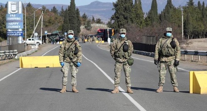 Грузинские силовики на дороге в Марнеули. Фото: REUTERS/Irakli Gedenidze Грузинские силовики на дороге в Марнеули. Фото: REUTERS/Irakli Gedenidze
