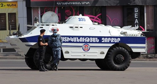 Патруль на улице Еревана после введения ограничений на передвижение. 26 марта 2020 года. Фото Тиграна Петросяна для "Кавказского узла" Патруль на улице Еревана после введения ограничений на передвижение. 26 марта 2020 года. Фото Тиграна Петросяна для "Кавказского узла"