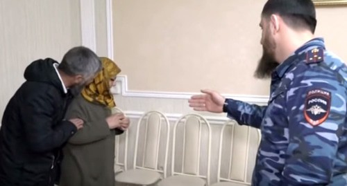 Пожилая жительница Гудермеса в эфире республиканского телеканала. Кадр видео ЧГТРК "Грозный" "Полицейские задержали жительницу Гудермеса"  https://www.youtube.com/watch?v=ZIG3Au9DN9E&feature=emb_title
