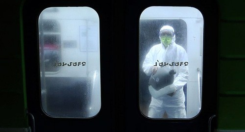 Человек в защитной одежде обрабатывает вагон метро от вируса. Армения, Ереван, март 2020 г. Фото: Vahram Baghdasaryan/Photolure via REUTERS Человек в защитной одежде обрабатывает вагон метро от вируса. Армения, Ереван, март 2020 г. Фото: Vahram Baghdasaryan/Photolure via REUTERS
