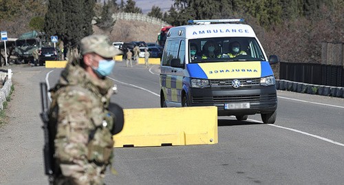 Военнослужащий Грузии в защитной маске рядом с машиной скорой помощи. Март 2020 г. Фото: REUTERS/Irakli Gedenidze Военнослужащий Грузии в защитной маске рядом с машиной скорой помощи. Март 2020 г. Фото: REUTERS/Irakli Gedenidze