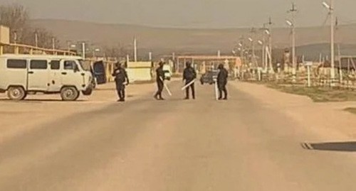 Силовики с пластиковыми трубами в Чечне. Скриншот https://t.me/KhaleedBlog/55 Силовики с пластиковыми трубами в Чечне. Скриншот https://t.me/KhaleedBlog/55