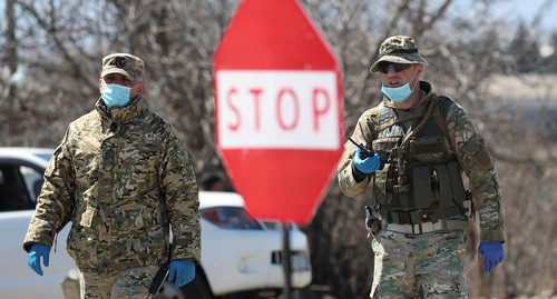 Грузинские военнослужащие в защитных масках в Марнеули. Грузия, 23 марта 2020 года. REUTERS/Ираклий Геденидзе Грузинские военнослужащие в защитных масках в Марнеули. Грузия, 23 марта 2020 года. REUTERS/Ираклий Геденидзе