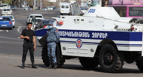 Сотрудники полиции в Ереване. Фото Тиграна Петросяна для "Кавказского узла" Сотрудники полиции в Ереване. Фото Тиграна Петросяна для "Кавказского узла"