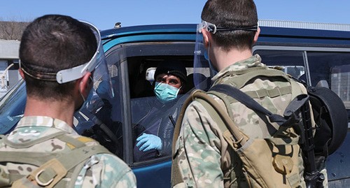 Грузинские военнослужащие беседуют с водителем на контрольно-пропускном пункте. Грузия, март 2020 г. Фото: REUTERS/Irakli Gedenidze Грузинские военнослужащие беседуют с водителем на контрольно-пропускном пункте. Грузия, март 2020 г. Фото: REUTERS/Irakli Gedenidze
