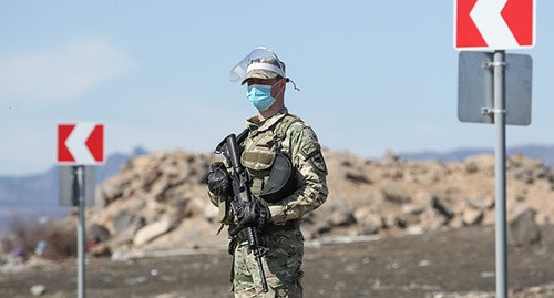 Грузинский военнослужащий в защитной маске стоит на страже на контрольно-пропускном пункте. Грузия, март 2020 г. Фото: REUTERS/Irakli Gedenidze Грузинский военнослужащий в защитной маске стоит на страже на контрольно-пропускном пункте. Грузия, март 2020 г. Фото: REUTERS/Irakli Gedenidze