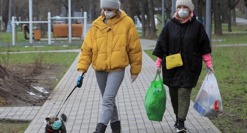 Женщины на улице города во время карантина по коронавирусной болезни (COVID-19). Россия, 2 апреля 2020 года. Фото REUTERS / Татьяна Макеева Женщины на улице города во время карантина по коронавирусной болезни (COVID-19). Россия, 2 апреля 2020 года. Фото REUTERS / Татьяна Макеева