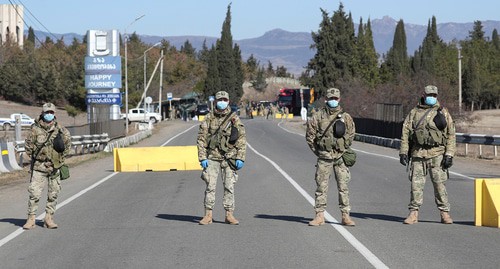 Грузинские военнослужащие в защитных масках стоят на страже на контрольно-пропускном пункте после того, как власти ужесточили меры по предотвращению распространения коронавирусной болезни (COVID-19) в Марнеули близ Тбилиси, Грузия, 23 марта 2020 года. REUTERS/Ираклий Геденидзе Грузинские военнослужащие в защитных масках стоят на страже на контрольно-пропускном пункте после того, как власти ужесточили меры по предотвращению распространения коронавирусной болезни (COVID-19) в Марнеули близ Тбилиси, Грузия, 23 марта 2020 года. REUTERS/Ираклий Геденидзе
